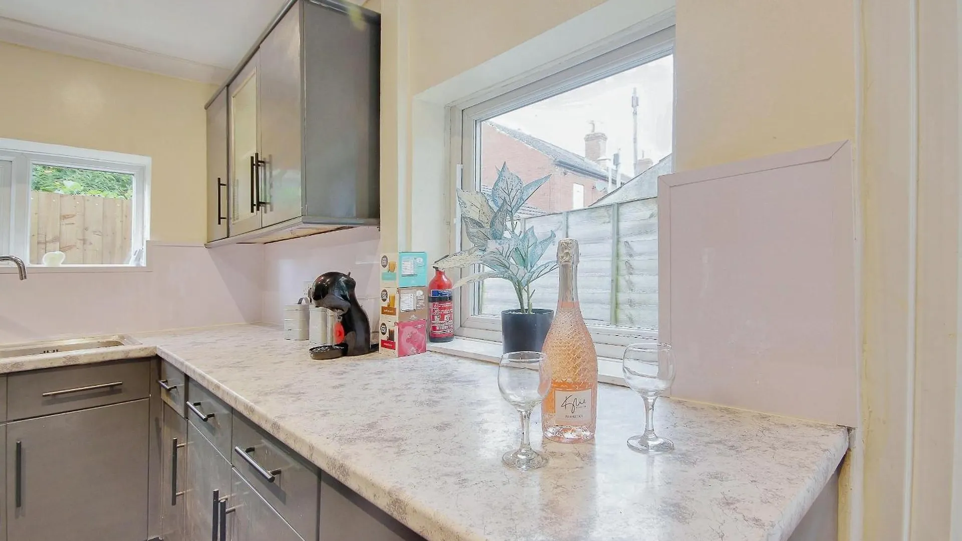 Entire 3 Bed House In Gloucester United Kingdom