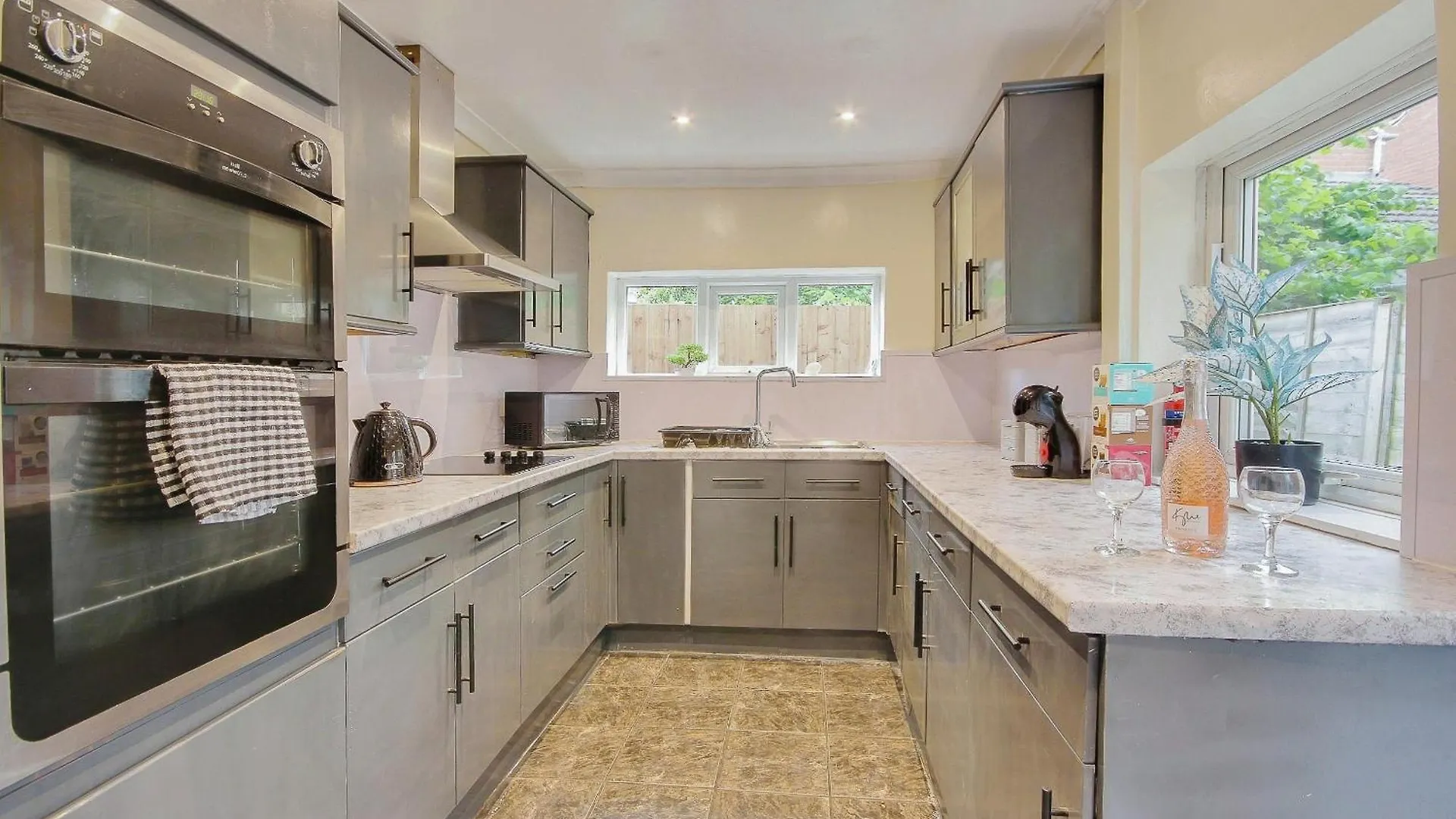 Entire 3 Bed House In Gloucester 0*,